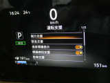 2台前を走る車両を検知し注意を喚起してくれるインテリジェントFCW(前方衝突予測警報)とエマージェンシーブレーキ付きです!カメラで車両や歩行者を認識し衝突を回避、又は被害を軽減してくれます。