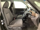 女性でも運転がしやすいように、シートの高さ調整機能(シートリフター)がついています。広い足元にゆったり座れるシートには肘掛も装備しており長距離の運転でも疲れにくいシートです。