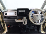 シンプルな運転席。運転は軽いハンドル回しで軽快なドライブを楽しめます