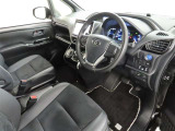 シンプルで使いやすいデザインの運転席です。