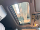 【サンルーフ】開放感たっぷりの希少装備、サンルーフが装着されています!車内に明かりを取り入れたり景色を楽しむ以外にも、車内の空気も簡単に換気できて快適です!