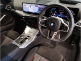 【ハンドル】ドライバーとBMW車の一体感がダイレクトに伝わるステアリングホイール。形状・太さへの拘りに加えて、操作性を高める為にスイッチ類も配置。クイックかつ安定のドライビングを体感下さい!