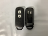 スマートキーを装備しています。鍵を差し込むことなくドアロックの開け閉めと、スタートボタン操作でのエンジンスタートができます。スペアキーも同じものを用意しております。