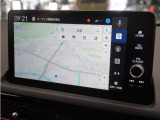 【Google マップ】運転中も音声だけで安全に目的地設定ができます。交通状況の変化をリアルタイムに反映し、最適なルートをご案内します。