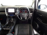 ウッド調と革巻きステアリングで快適な操作性の運転席です。