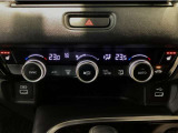 オートエアコンは左右席で独立温度コントロールが可能です。運転席はキンキンに冷やして助手席はマイルドにと言った設定が可能です☆暑さ寒さでケンカすることもなくなりますね♪