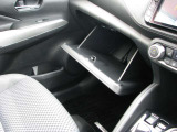 車検証などの嵩張るお荷物は、助手席前の大型のグローブBOXにお入れ下さい☆