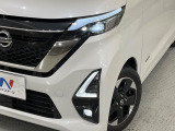 【LEDヘッドライト】悪天候や夜間走行時も良好な視界を確保し安心して運転できる高輝度LEDヘッドライトを装備!点灯速度が早く、消費電力も抑えられています。