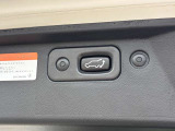 【パワーバックドア】スイッチ操作でバックドアの開閉が可能なパワーバックドアを装備。荷物で両手がふさがっているときでもスムーズに開閉でき、日常使いの利便性を高めます。