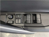 パワーウィンドウのスイッチですよ。 運転席に居ながら窓を開け閉めのコントロールできますよ。 ロック機能で、子供がイタズラして窓を開けるという事も無くなりますよ。