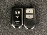 スマートキーを装備しています。鍵を差し込むことなくドアロックの開け閉めと、スタートボタン操作でのエンジンスタートができます。スペアキーも同じものを用意しております。