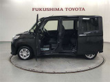 【まるごとクリーニング】シートを取り外し、車内を徹底洗浄。隅々まで丁寧に仕上げています。