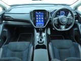 ■視界良好で運転しやすいコックピットです。シンプルで操作性の良いインパネ回りにデザインされ、SUBARUは安全性能に徹底的にまでこだわった視界設計を行っています。