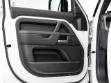 LANDROVERならではの高級感と水平性を意識したデザインになっており、無駄のないラグジュアリーな作りを実現したインテリアとなっております。