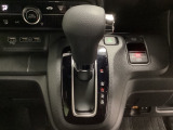 CVT車のセレクトレバーです。低速から高速まで、変速ショックのないスムーズな走りと、エンジン効率のよい領域を維持して燃費にも貢献します。サイドブレーキはスイッチ操作の電子制御パーキングブレーキです。