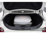 スポーツクーペながら実用的な広さのトランクスペースを確保。普段使いのお荷物はもちろん、サーキット走行用の装備やゴルフバッグの収納にもご対応いただける実用性を備えております。