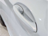 【デザインとの融合】BMWデザイナーが創り出したボディデザインを損なう事のない様に配置とデザインに拘っています。ドアノブについてもBMWの拘りに妥協はありません。