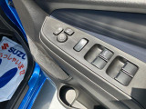 運転席アームレストに、【リモコンドアミラー】【パワーウィンドウ】スイッチあり。手元で操作ラクラク。