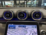 メルセデスのシートは少し硬めになっております。長時間の運転の際、適度な反発があることでお尻や腰の負担を減らす効果が御座います。