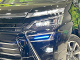 【LEDヘッドライト】悪天候や夜間走行時も良好な視界を確保し安心して運転できる高輝度LEDヘッドライトを装備!点灯速度が早く、消費電力も抑えられています。
