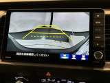 リバースギアに入れるだけで後方の表示へ切り替わります。夜間や雨の日の駐車も楽になりますよ。