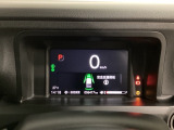 デジタル表示のスピードメーターとタコメーター、燃費やオドメーターなどの表示の他に、ホンダセンシング機能などの表示もできる多機能なマルチインフォメーション・ディスプレイです。