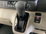 CVT車のセレクトレバーです。低速から高速まで、変速ショックのないスムーズな走りを実現するとともに、エンジン効率のよい領域を維持することで燃費にも貢献します。