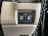 リアドアは乗り降りに便利な両側電動スライドドアです。また運転席に座っていながらスイッチ操作で自在にスライドドアを開け閉めできます。