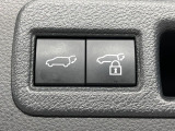 【パワーバックドア】スマートキーや運転席のボタンを押すだけでリアゲートが自動で開閉します!荷物を持っている時や、高い位置にあるバックドアを閉める際に便利な機能です♪