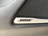 【BOSEサウンドシステム】メーカーオプションの高品位サウンドシステムを搭載。専用のチューニングが施された大小様々なスピーカーから良質なサウンドが奏でられ、臨場感あふれる音響空間を演出します。