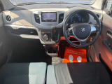 運転席廻りの画像です。操作スイッチ類もキレイな状態です。専門のスタッフが内外装を清掃・きめ細かい箇所までクリーニングしています