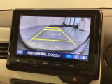 リバースギアに入れるだけで後方の表示へ切り替わります。夜間や雨の日の駐車も楽になりますよ。