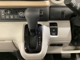 CVT車のセレクトレバーです。低速から高速まで、変速ショックのないスムーズな走りと、エンジン効率のよい領域を維持して燃費にも貢献します。サイドブレーキはスイッチ操作の電子制御パーキングブレーキです。
