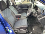 運転席まわりです。実際に座ってみて、乗り心地を体験してみてください,視界も良好です
