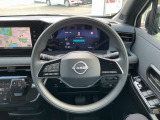ナビの音量など車両情報を手元で操作できるハンドルスイッチ付き。