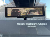 インテリジェントルームミラーです。人や物で視界が遮られてても、車体後部のカメラ映像に切り替えることにより、クリアな後方視界を実現しています。