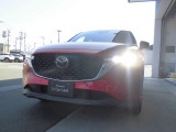 【アダプティブ・LED・ヘッドライト(ALH)】装備です。夜間走行時に先行車や対向車の状況を自動で判断し、ヘッドランプの照射範囲や明るさを自動的に変化させ、安全運転に必要な視認性を確保します。