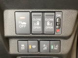 両側電動スライドドアは運転席から操作ができるよう、操作スイッチが付いています。Hondaセンシング用のVSA(ABS+TCS+横滑り抑制)解除と路外逸脱抑制機能などのスイッチがあります。