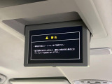 【リヤエンターテインメントシステム】後席にお座りの方も大満足の、人気メーカーオプションを装備。専用の音響システムと、大画面のモニターで移動中もDVD等をお楽しみいただけます。