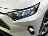 【LEDヘッドライト】悪天候や夜間走行時も良好な視界を確保し安心して運転できる高輝度LEDヘッドライトを装備!点灯速度が早く、消費電力も抑えられています。