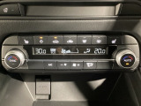 温度の設定のみで快適な風量やモードなどを自動調整してくれるフルオートエアコンを装備!