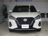 日産らしさを引き立てる上品なダーククローム調のフロントマスクでVモーショングリルを主張しています。
