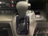 CVT車のセレクトレバーです。低速から高速まで、変速ショックのないスムーズな走りと、エンジン効率のよい領域を維持して燃費にも貢献します。サイドブレーキはスイッチ操作の電子制御パーキングブレーキです。