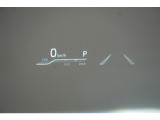 運転手の目の前のガラスにスピードメーター等を表示してくれるヘッドアップディスプレイ。視線の移動が少なくてすむので運転に集中できます。