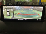 狭い場所での駐車やすれ違いなどでより的確な運転操作に役立つ360&deg;ビューモニターが装備されています。