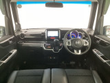 【前方視界】開放的な前方視界!運転がしやすく疲れにくいです♪窓が大きく、見通しがとっても良いおクルマですよ♪