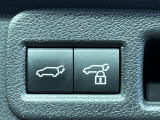 【パワーバックドア】スマートキーや運転席のボタンを押すだけでリアゲートが自動で開閉します!荷物を持っている時や、高い位置にあるバックドアを閉める際に便利な機能です♪