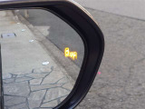 {ブラインドスポットモニター}隣の車線を走る車両をレーダーで検知し、ドアミラーに搭載されたLEDインジケーターが点灯し注意を喚起してくれます。