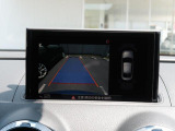 バックカメラ駐車時、後退時に後方を確認する事ができる安全快適装備になります映像だけでなくセンサーにより障害物の距離もドライバーに直感的に伝えてくれる機能になります。