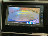 リバースギアに入れるだけで後方の表示へ切り替わります。夜間や雨の日の駐車も楽になりますよ。